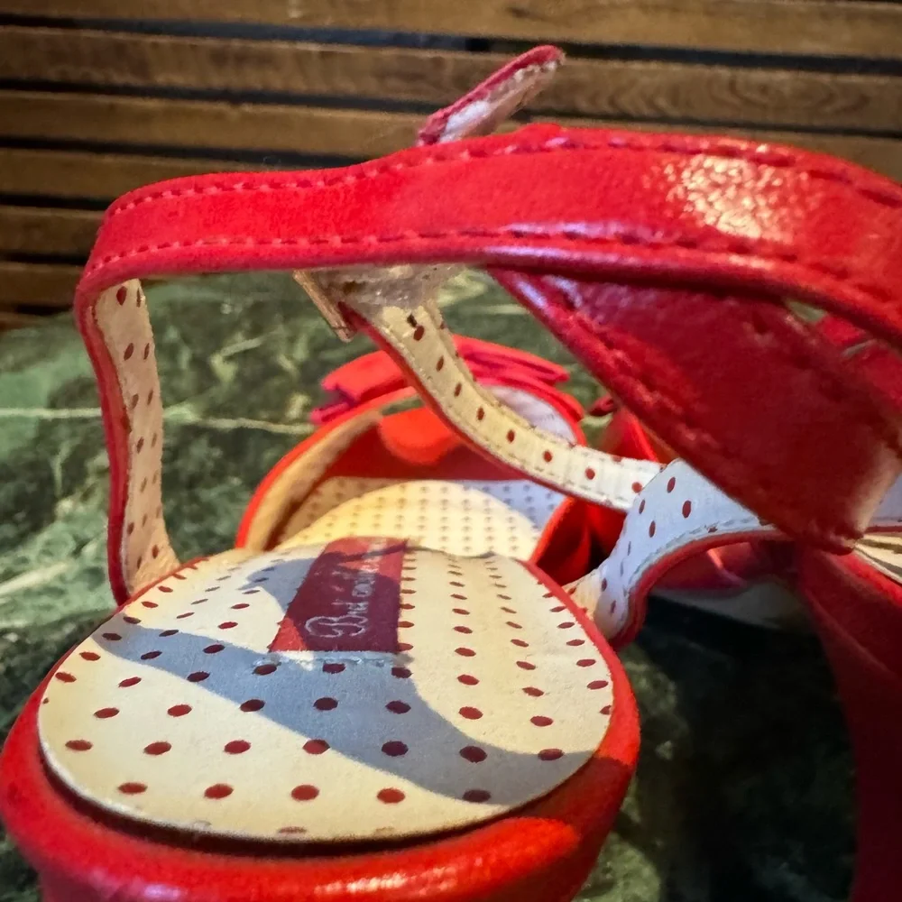 Darling pair of retro heels with bow and ankle strap - Picture 8 of 10